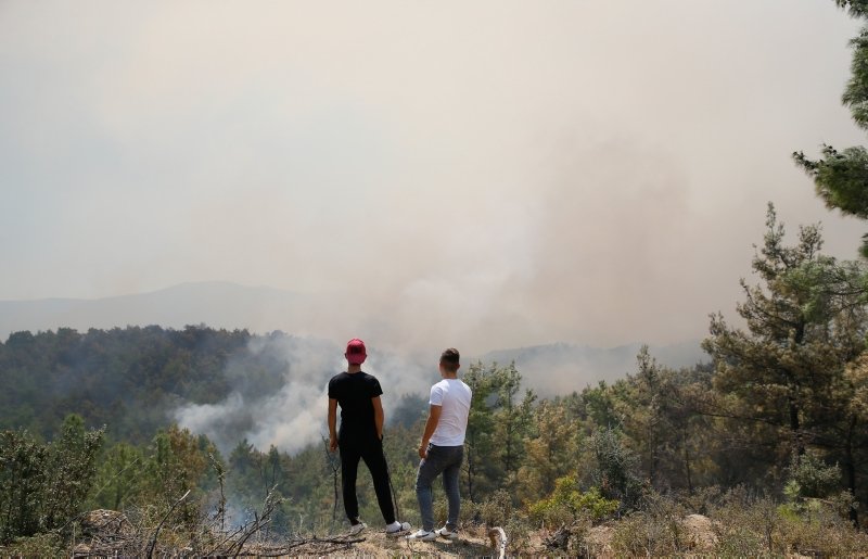 İzmir’de yangını söndürme çalışmaları havadan görüntülendi