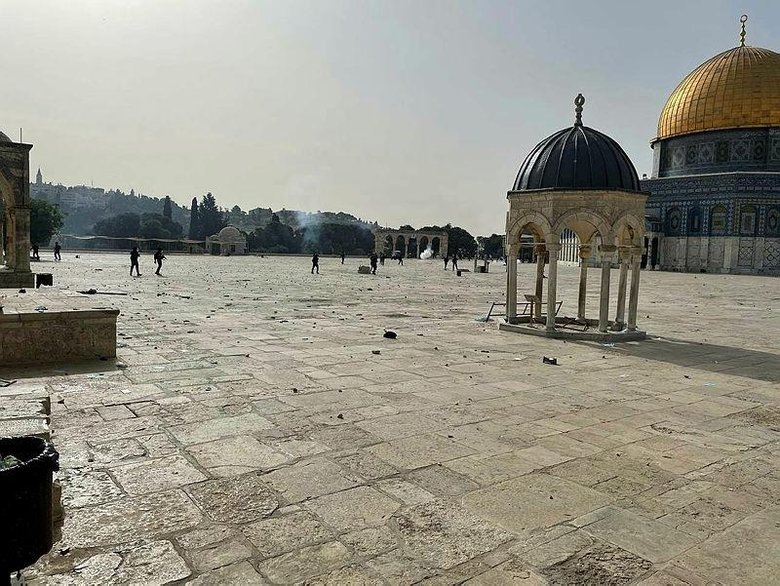 İşgalci İsrail polisi nöbet tutan Filistinlilere saldırdı! Dünyanın gözü önünde terör estiriyorlar