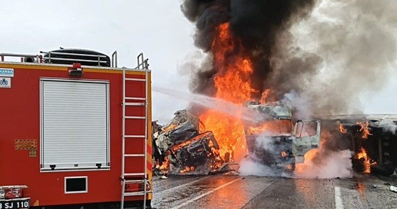 Afyonkarahisar’da feci kaza! TIR’lar alev alev yandı