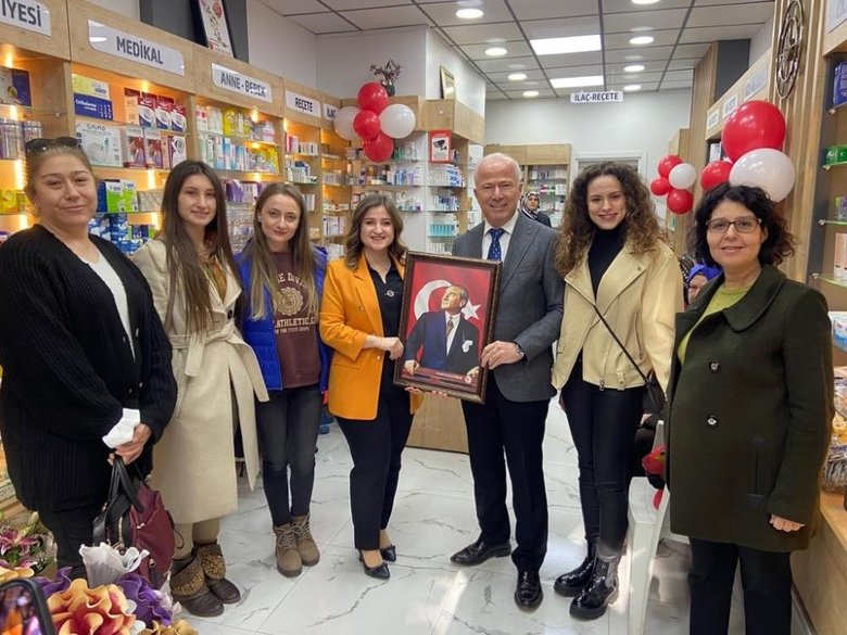 Stajyer olarak girdiği eczaneni patronu oldu