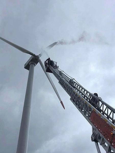 Rüzgar enerji santraline yıldırım düştü, pervanesi alev aldı