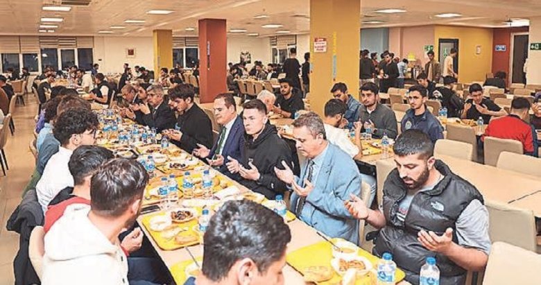 Vali Akbıyık, KYK öğrencileri ile iftar yaptı