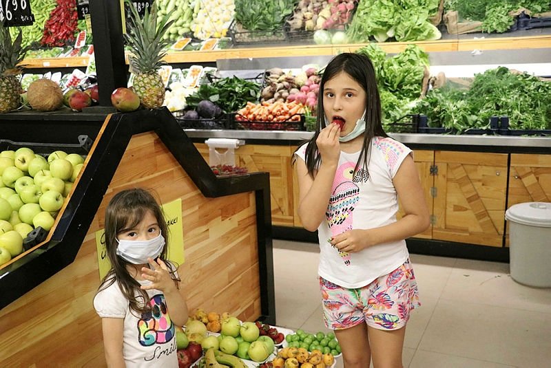Denizli’de bir market çocuklar için göz hakkı reyonu açtı