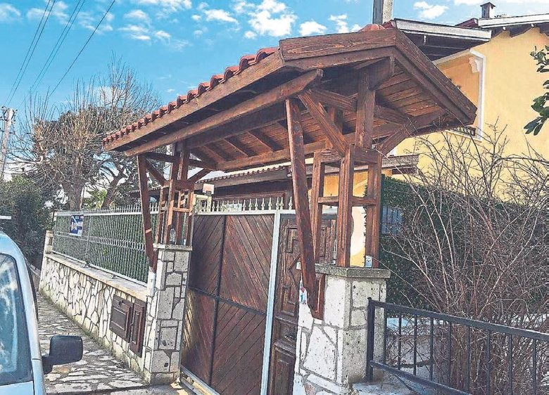 Demirer ve annesi Urla sahilini boş bırakmıyor