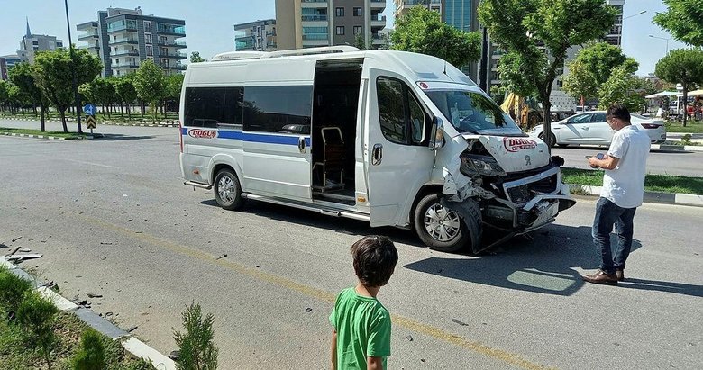 Manisa’da minibüsle kamyonet çarpıştı: 5 yaralı