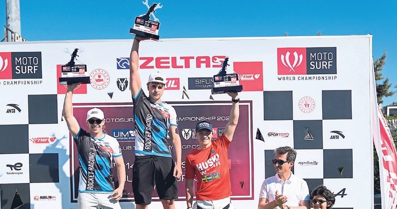 Motosurf heyecanı Çeşme’yi coşturdu