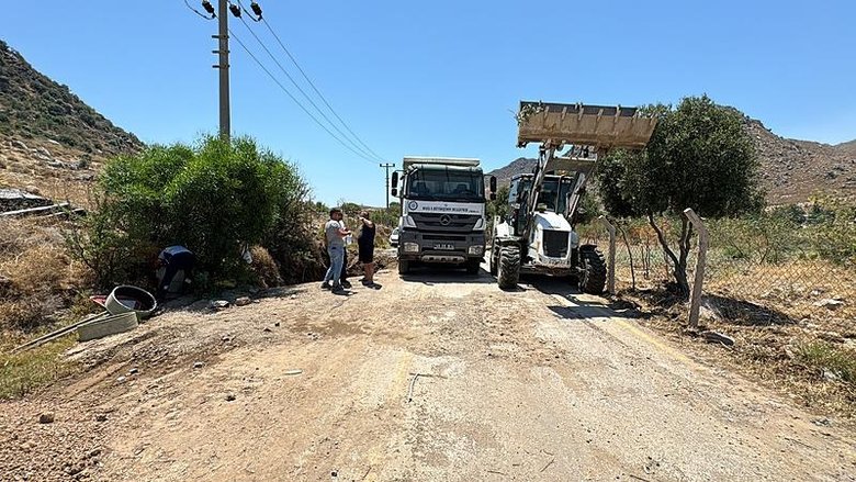 Bodrum’da isale hattı patladı; çukura otomobil düştü! Turgutreis’e 16 saat su verilemeyecek