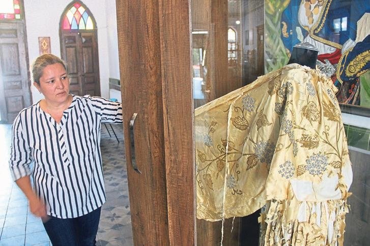 İki asırlık gelinlik 184 yıllık binada sergileniyor