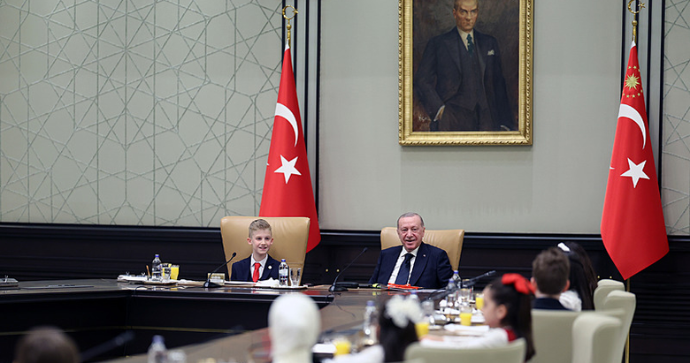 Başkan Erdoğan çocukları Cumhurbaşkanlığı Külliyesinde kabul etti