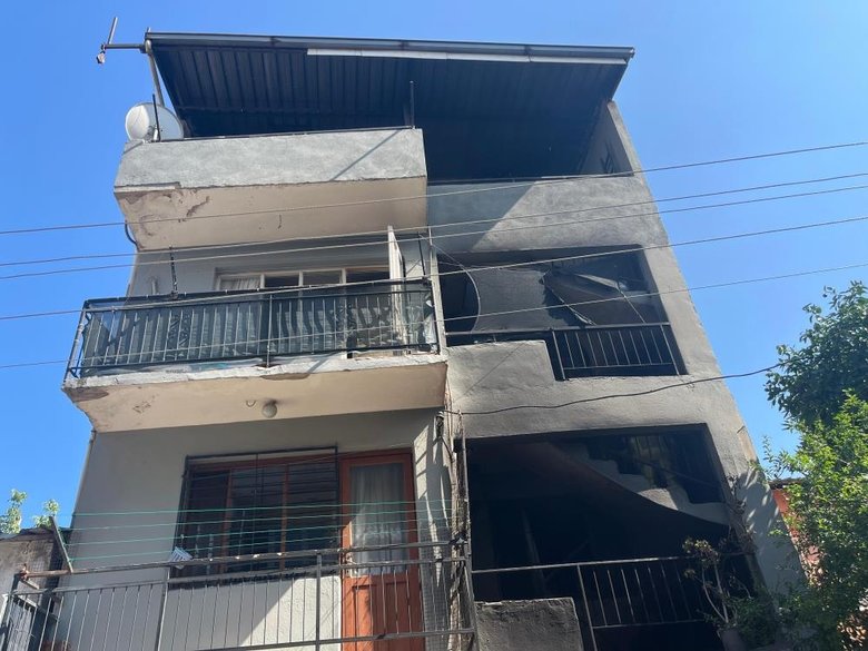 İzmir’de zemin katta çıkan yangın binayı sardı