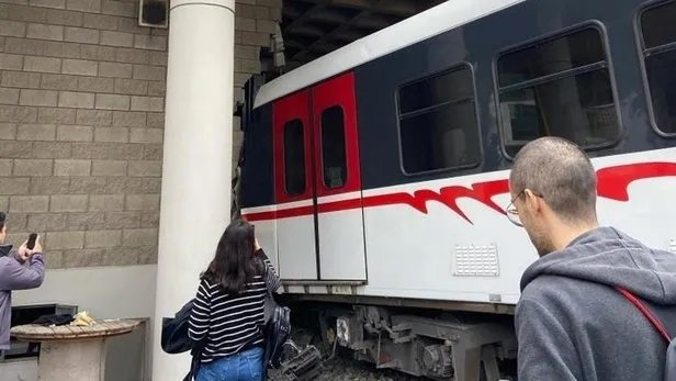 Son dakika! İzmir’de metro raydan çıkıp duvara çarptı! Çok sayıda ekip sevk edildi