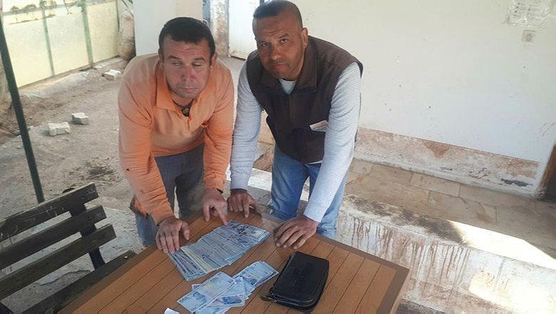 Kırmızı bültenle aranıyordu, çantasını unutunca yakalandı