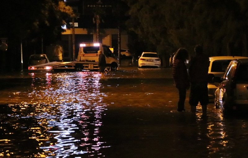 İzmir’de sağanak yağış denizi taşırdı, araçlar sular altında kaldı