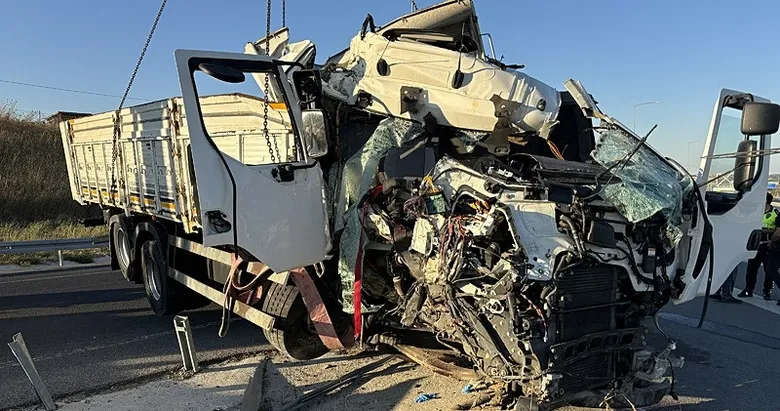 Çanakkale’de feci kaza! Kamyon, bariyerlere çarptı: 2 ölü