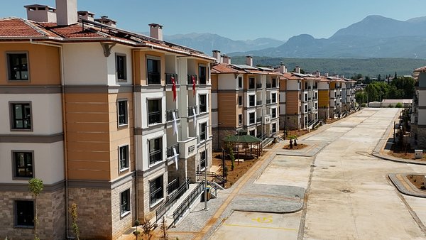 bakan-kurum-mujdeyi-verdi-500-bin-konut-icin-hazirliklar-tamamlandi-1759257012203.jpg