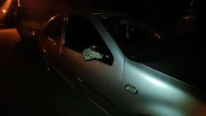 Polis kendisine bıçakla saldıran şüpheliyi bacağından vurarak durdurdu
