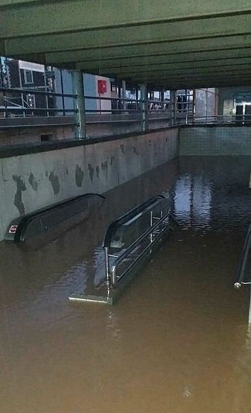 İzmir Torbalı’da yağmur nedeniyle taşan çay, köprüye zarar verdi
