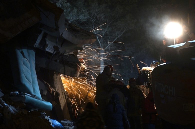 Deprem bölgesinde zamana karşı yarış! Can kurtarma telaşı fotoğraf karesinde