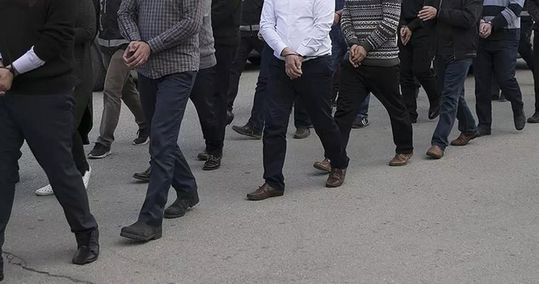 İzmir merkezli FETÖ operasyonunda 2’si muvazzaf asker 12 kişi yakalandı