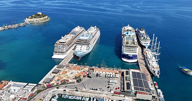 Kuşadası’na aynı anda 5 kruvaziyer demirledi