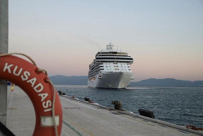 Lüks geminin ilk seferi Kuşadası’na! İçinde yok yok