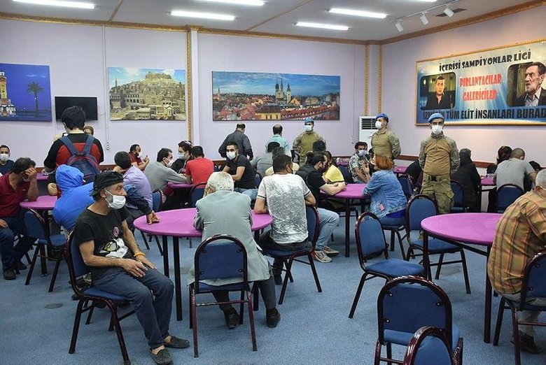 İzmir’de şok baskın! Jandarma duvarı delerek girdi