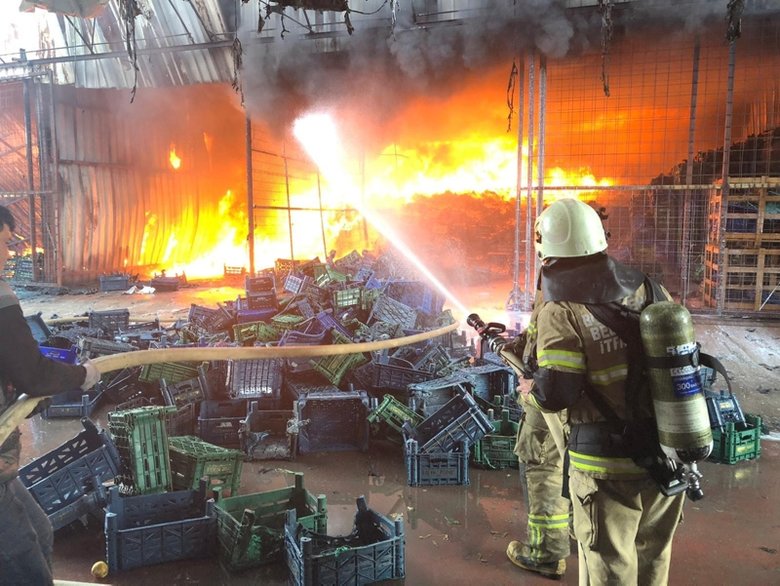 Menemen’de sebze meyve halinde korkutan yangın