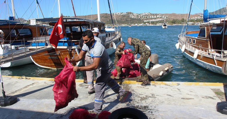 Bodrum’da denizden 2 saatte 300 kilogram çöp çıktı