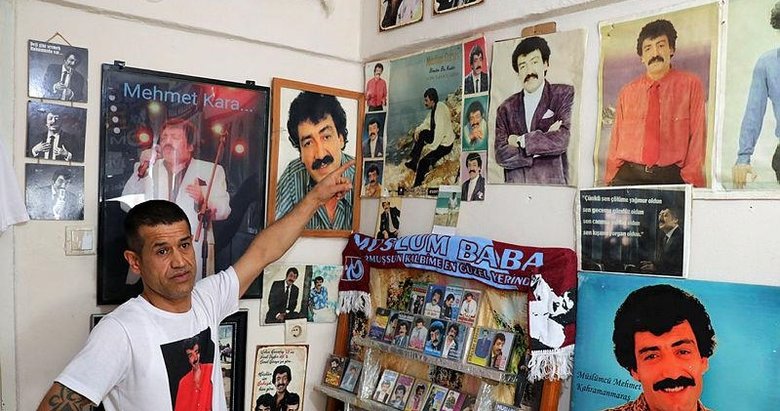 İzmir’de kebap ustası, evini hayranı olduğu Müslüm Gürses’in kaset ve fotoğraflarıyla donattı