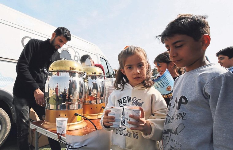 Çocukların yüzündeki bir gülücük için el ele