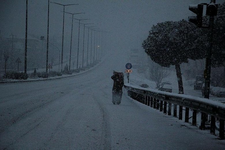 İzmir-Ankara D300 karayolu 1 saat trafiğe kapalı kaldı! Ulaşıma kar engeli
