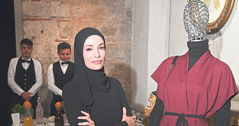 Moda Dunyasi Gamze Ozcelik I Konusuyor Bu kez etnik afrika desenlerini kullanarak hazirladigi tesettuer giyim koleksiyonu ile guendeme geldi. moda dunyasi gamze ozcelik i konusuyor
