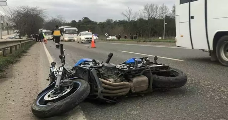 Buca’da bariyerlere çarpan motosikletli yaşamını yitirdi
