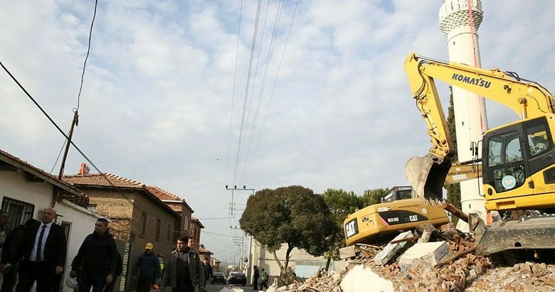 Manisa’da depremde ağır hasar gören caminin yıkımı yapıldı