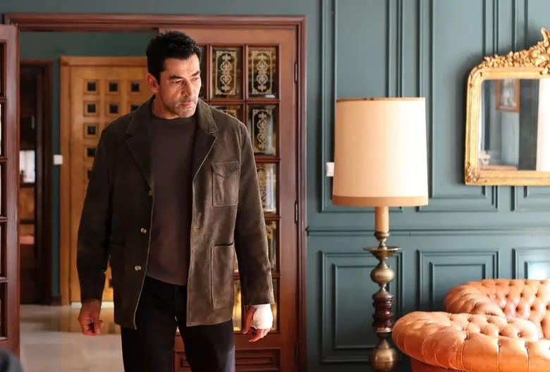 berguzar-korel-ve-kenan-imirzalioglu-yillar-sonra-ayni-ekranda-abi-ile-ekranlara-donuyor-1787556930882.jpeg