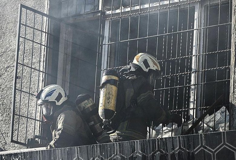 İzmir’de Kemeraltı Çarşısı’nda iş merkezi yangını! Çok sayıda ekip yönlendirildi