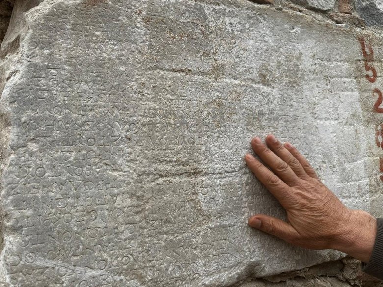 Muğla’da yıkılan binanın molozları arasından tarihi eserler çıktı