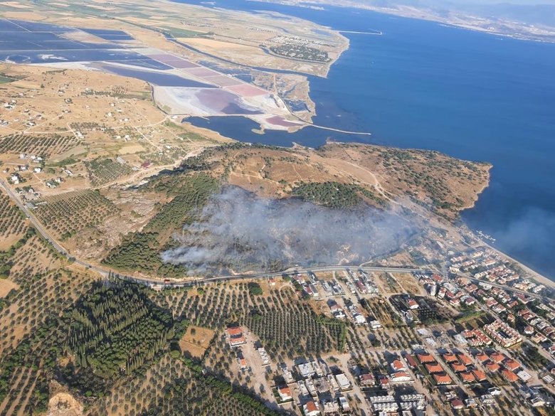 İzmir’deki orman yangınına havadan ve karadan müdahale
