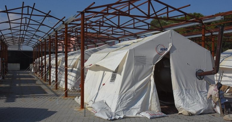 Manisa’da depremden korkanlar geceyi çadırda geçirdi
