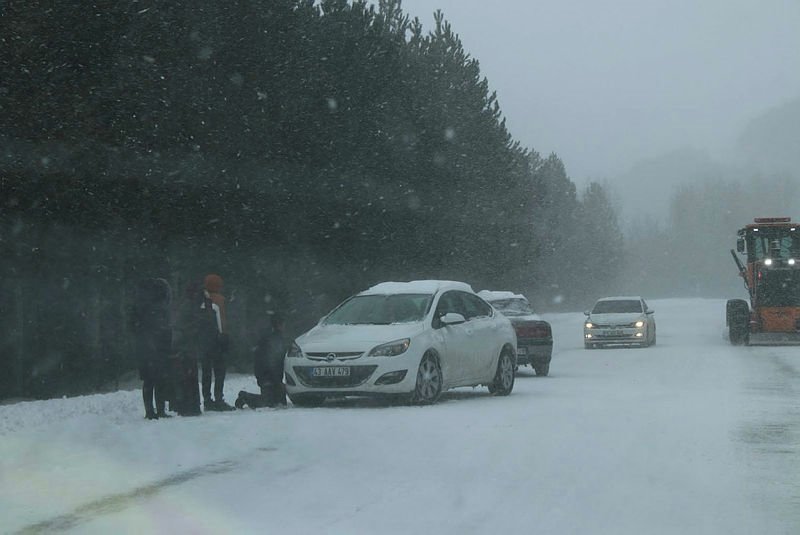 Domaniç’te kar lastiksiz trafiğe çıkan araçlar yolda mahsur kaldı