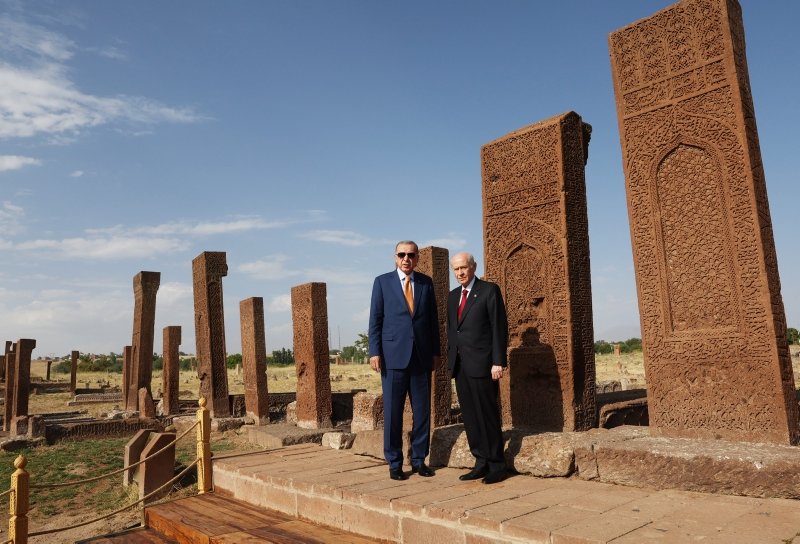 Başkan Erdoğan ve Bahçeli’den Ahlat’taki Selçuklu mezarlığına ziyaret