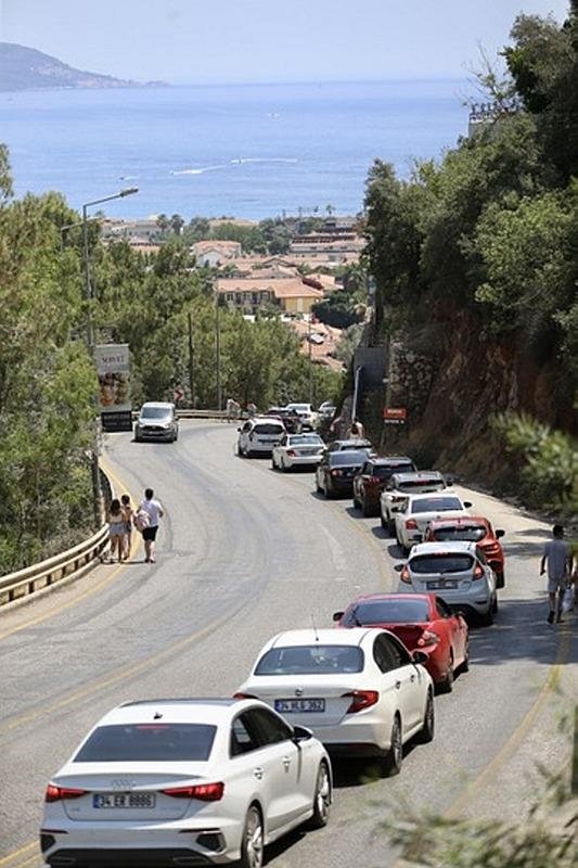 Ölüdeniz’den bayram manzaraları! Trafik tıkanınca yürüyerek gittiler