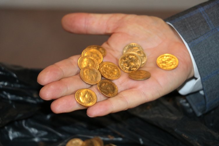 Otel çalışanları temizlik yaparken yüzlerce altın para buldu