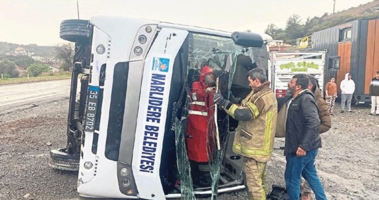 Seferihisar’da futbolcuları taşıyan midibüs devrildi