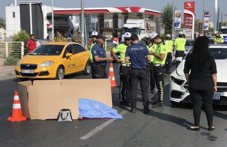İzmir’de feci kaza! Karşıya geçmek isteyen kadına otomobil çarptı