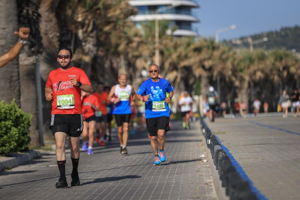 maratona-adim-adim-binlerce-kosucu-cesmede-bulusacak-1775308023620.png