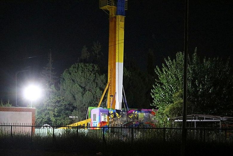 İzmir’de lunaparkta faciadan dönüldü: Ağaç dallarına çarpan salıncaktaki 6 kişi yaralandı