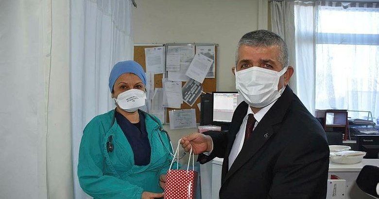 İzmir’de MHP’den sağlıkçılara teşekkür ziyareti