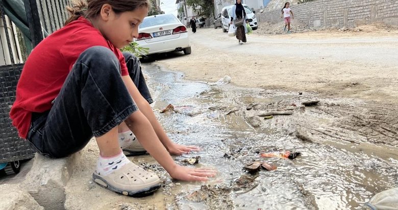 Kuraklık yaşayan İzmir’de, boşa akan sular evlere hasar verdi! Evimiz çökecek diye korkuyoruz