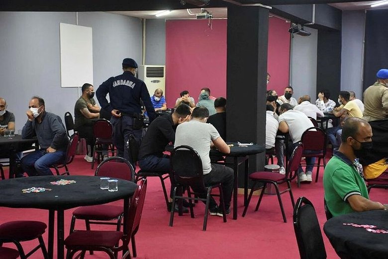 İzmir’de şok baskın! Jandarma duvarı delerek girdi